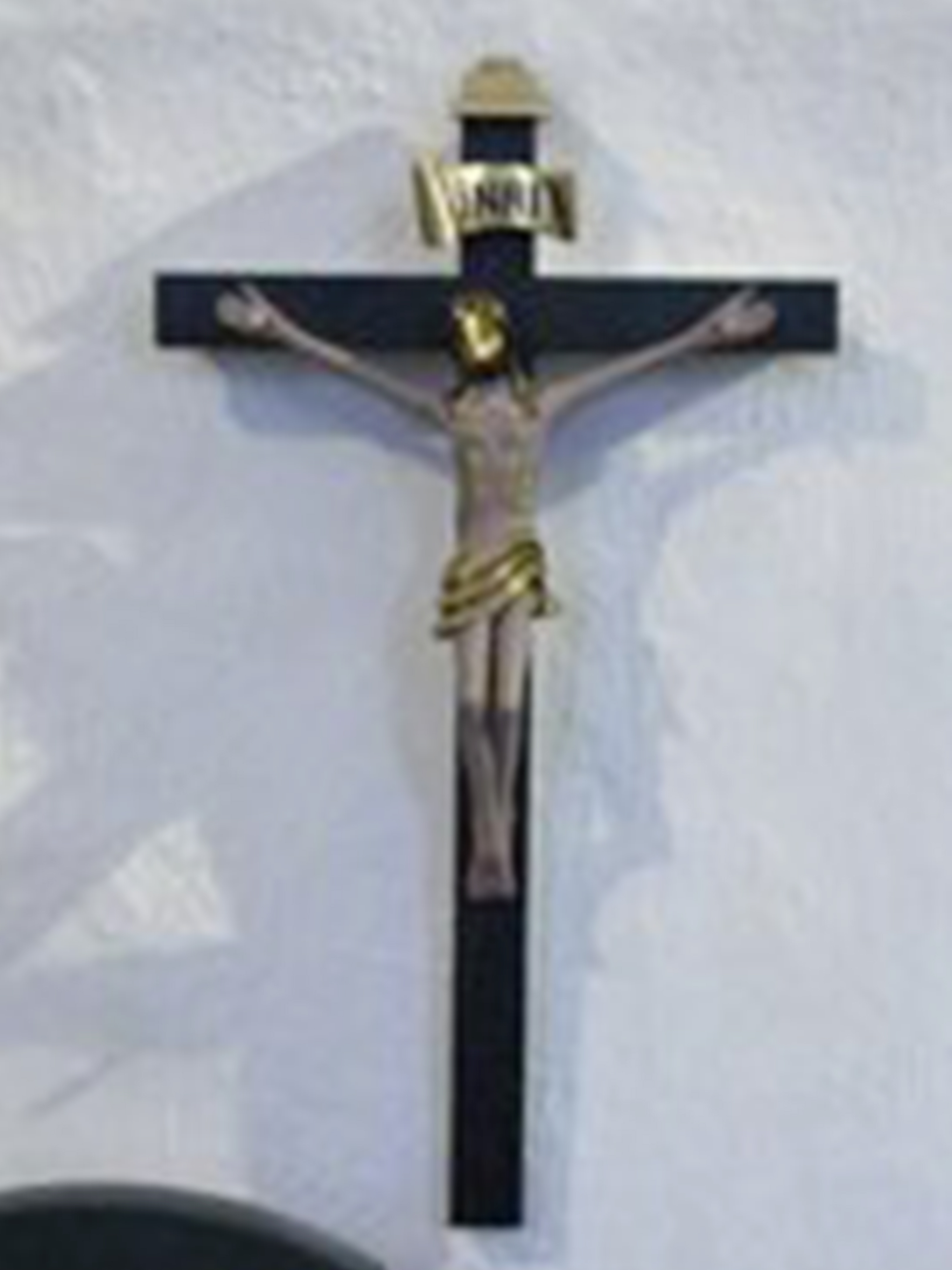 Billede af et sort krucifiks med en figur af Jesus.